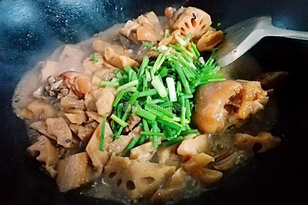 莲藕猪脚煲的做法图解13