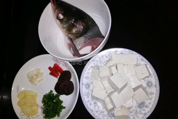 鱼头豆腐汤的做法图解1