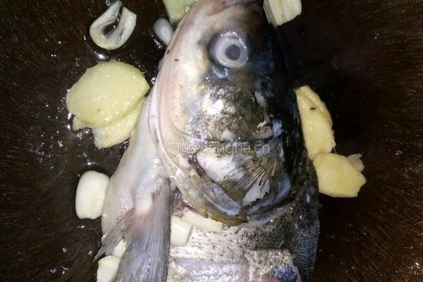 鱼头豆腐汤的做法图解3