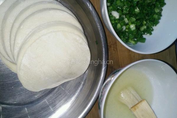 饺子皮葱香饼的做法图解1