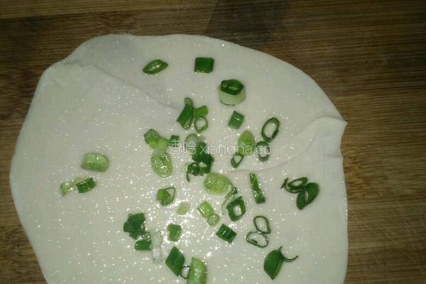 饺子皮葱香饼的做法图解6