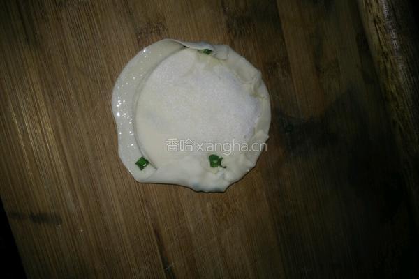 饺子皮葱香饼的做法图解7
