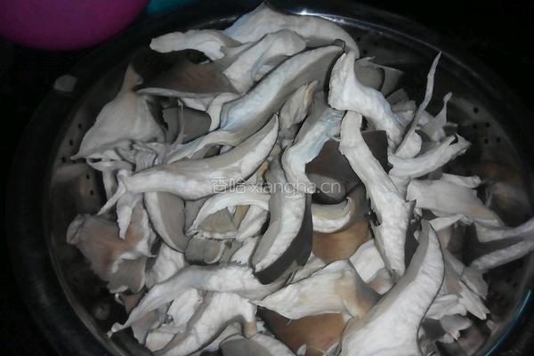 鸡蛋烧蘑菇的做法图解1