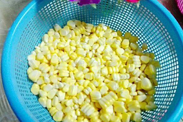 碗豆玉米炒肉的做法图解2
