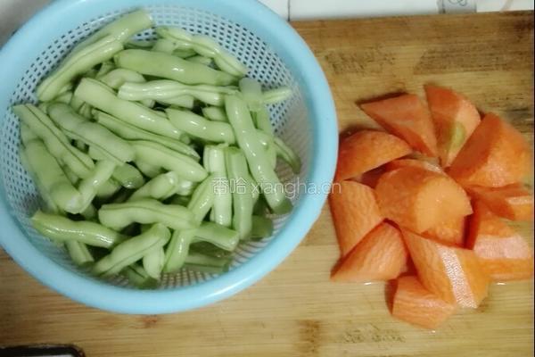 牛腩炖豆角的做法图解2