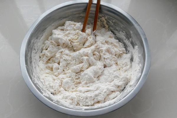 猪肉酸菜馅包子的做法图解3