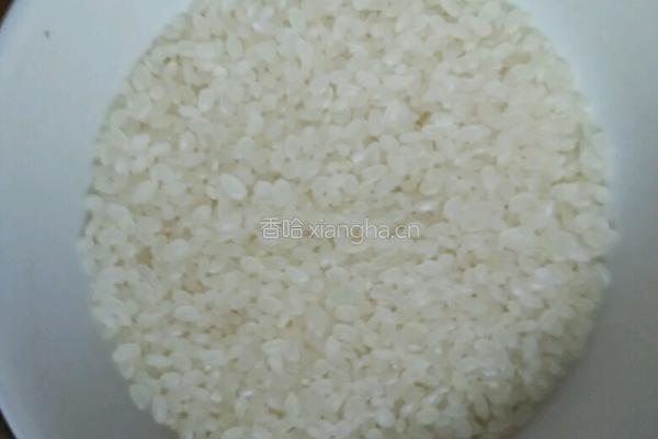 大米鸡蛋粥的做法图解1