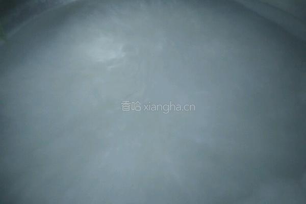 大米鸡蛋粥的做法图解2