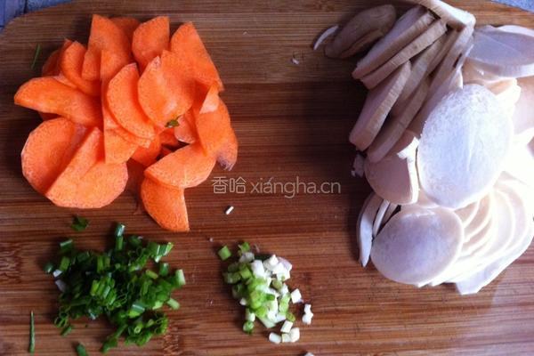 胡萝卜烧茨菇的做法图解1