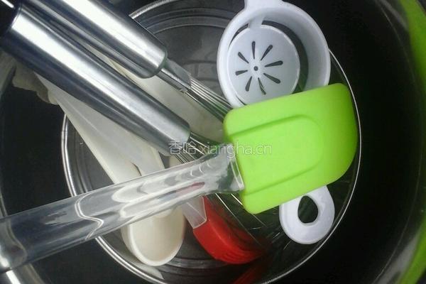 8寸戚风蛋糕的做法图解1