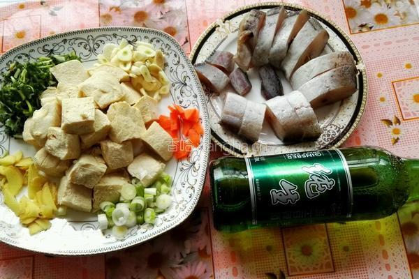 啤酒鳕鱼炖冻豆腐的做法图解1