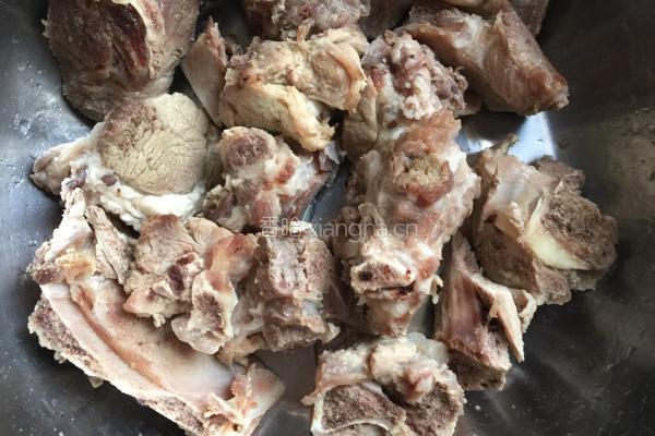 玉米排骨汤的做法图解2