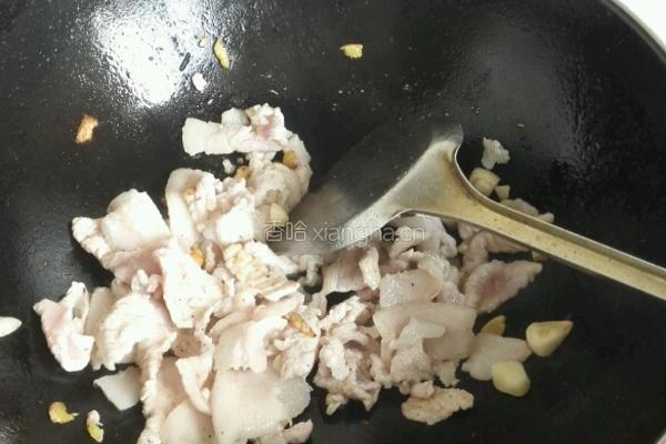 五花肉炖馍片的做法图解2