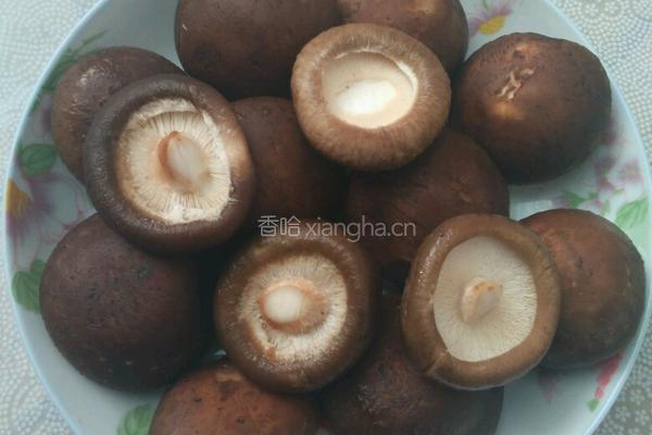香菇炒菠菜的做法图解2