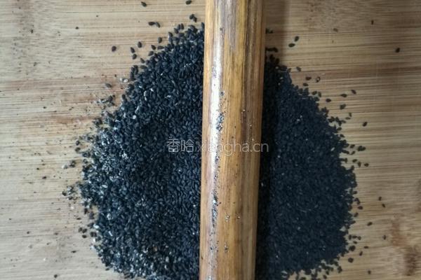 糯米黑芝麻蜂窝煤的做法图解3