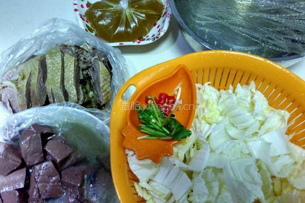 盐水鹅大白菜粉丝煲的做法图解1