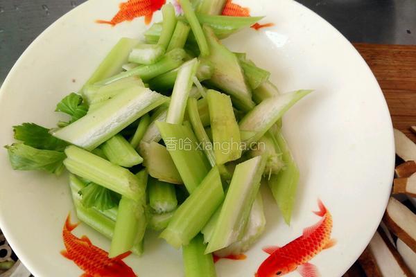 芹菜炒豆干的做法图解1