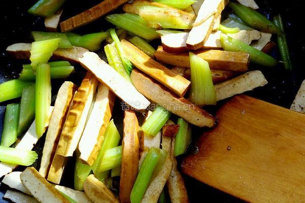 芹菜炒豆干的做法图解11