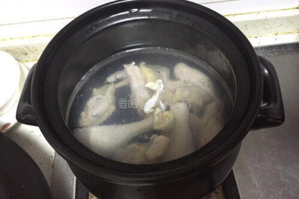 人参花菇鸡汤的做法图解1