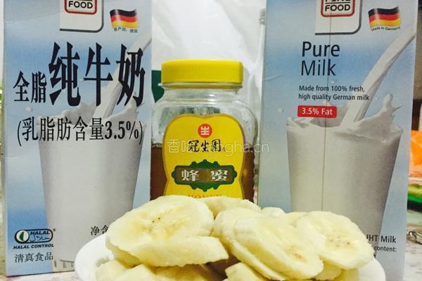 香蕉牛奶的做法图解1