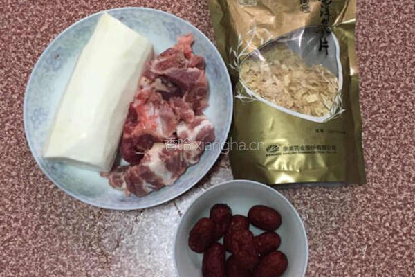 龙骨淮山汤的做法图解1