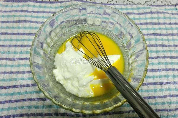 装饰酸奶纸杯蛋糕的做法图解2
