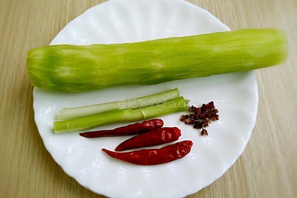 凉拌莴笋的做法图解1