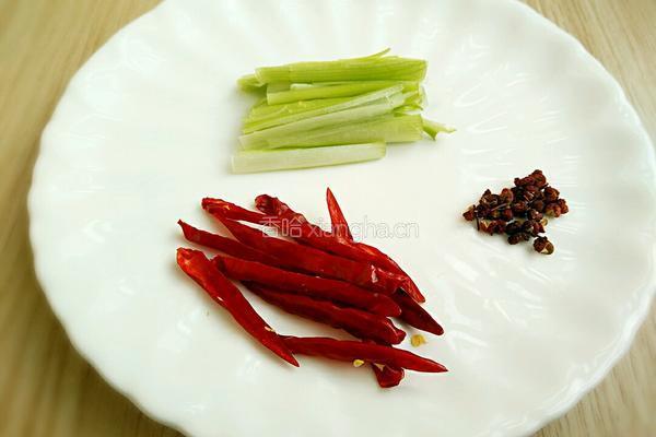 凉拌莴笋的做法图解2