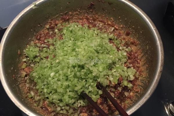 芹菜羊肉饺子的做法图解2