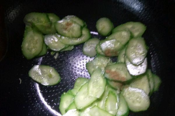 黄瓜片炒蛋的做法图解4