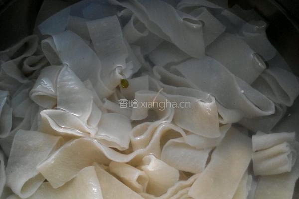 菠菜凉皮花生碎的做法图解2