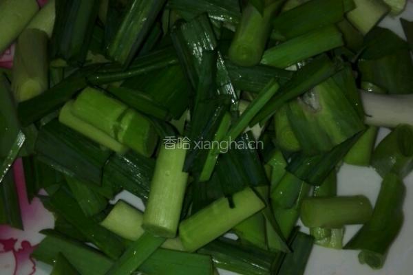 蒜苗炒肉的做法图解1