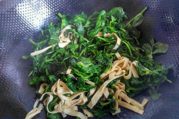 豆苗炒百叶的做法图解3