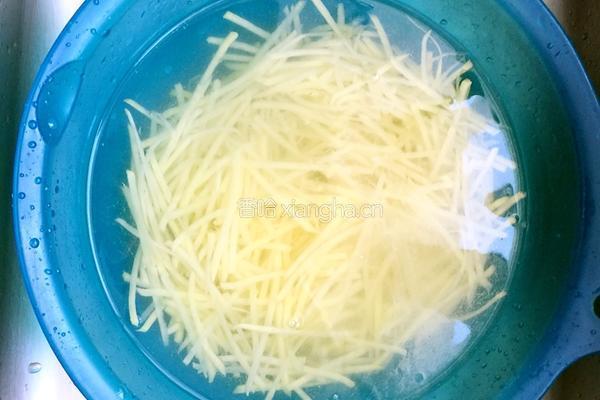 花椒油凉拌土豆丝的做法图解1