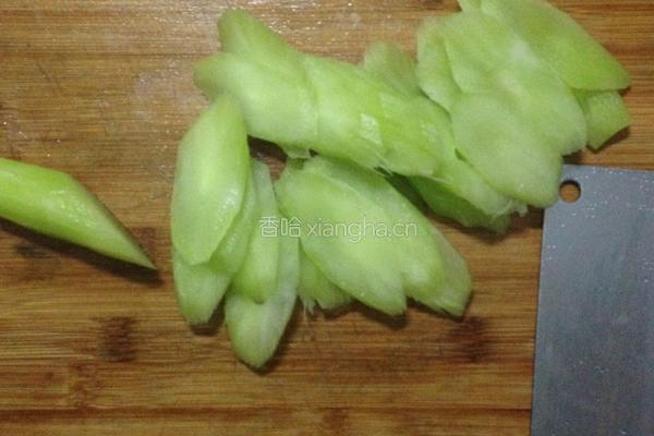 凉拌莴笋的做法图解2