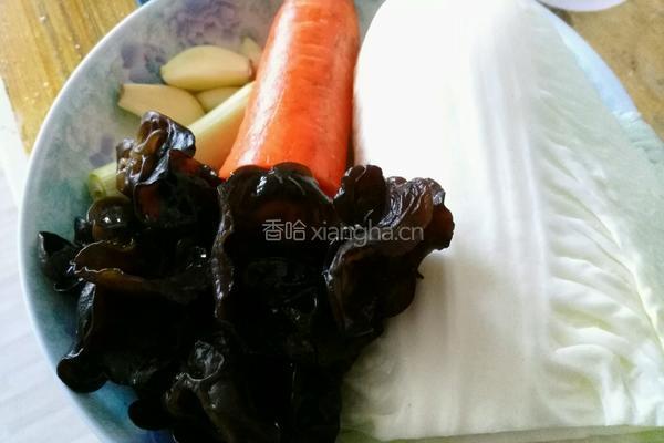 木耳白菜片的做法图解1