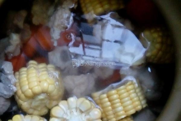 玉米胡萝卜排骨汤的做法图解5