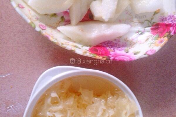 百合雪梨银耳汤的做法图解2