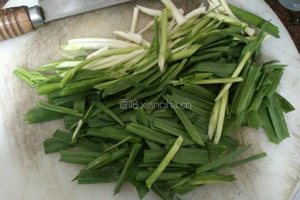 蒜苗炒肉的做法图解2