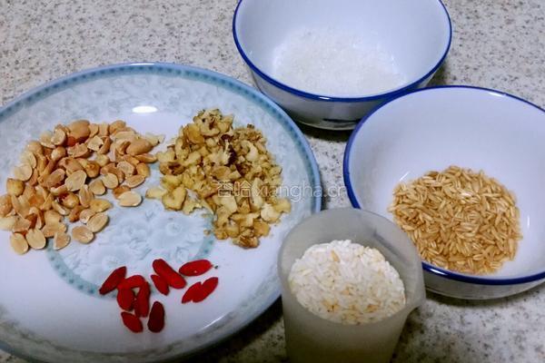 花生核桃米浆的做法图解1