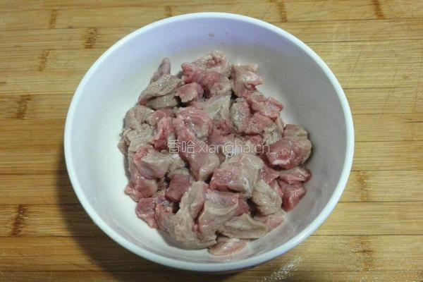 溜小牛肉丁的做法图解1