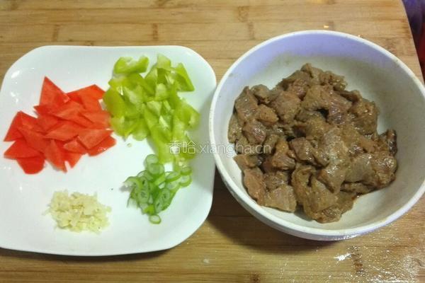 溜小牛肉丁的做法图解3