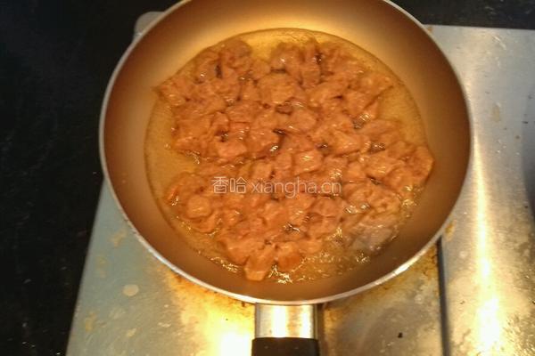 溜小牛肉丁的做法图解4