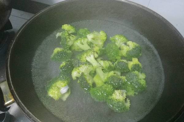 双耳炒西兰花的做法图解7