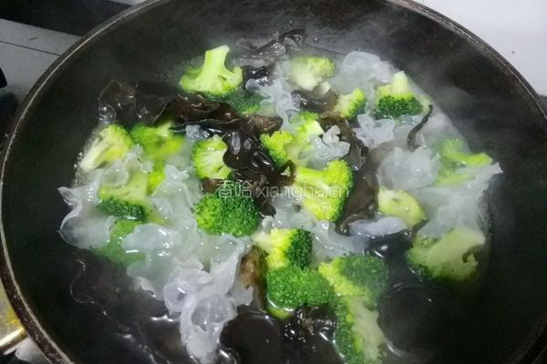 双耳炒西兰花的做法图解8