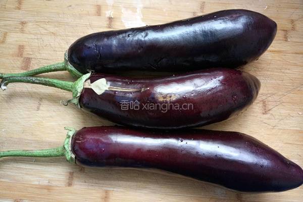 蒜蓉蒸茄条的做法图解1