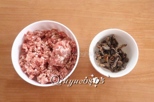 榛蘑猪肉馅饺子的做法图解1