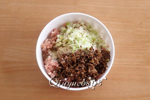 榛蘑猪肉馅饺子的做法图解3