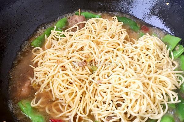扁豆小排焖面的做法图解4