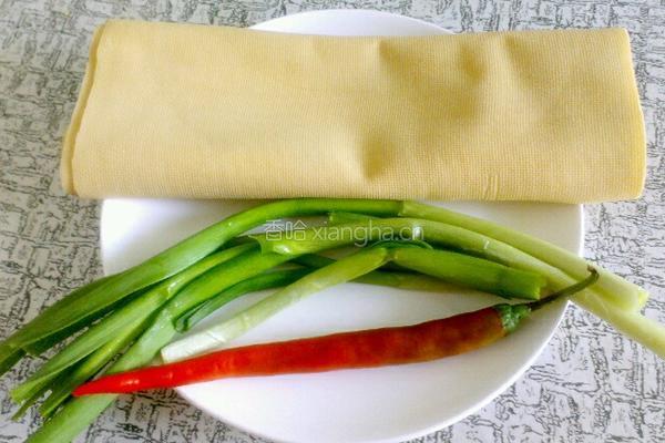 蒜苗炒豆皮的做法图解1